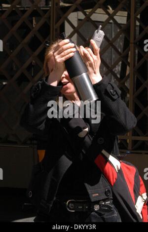 28. Februar 2002 - K42743AR. CYNTHIA NIXON VERMEIDEN KAMERA; AUS UND ÜBER NEW YORK CITY.04-14-2005. ANDREA RENAULT-2005.CYNTHIA NIXON (Kredit-Bild: © Globe Photos/ZUMAPRESS.com) Stockfoto