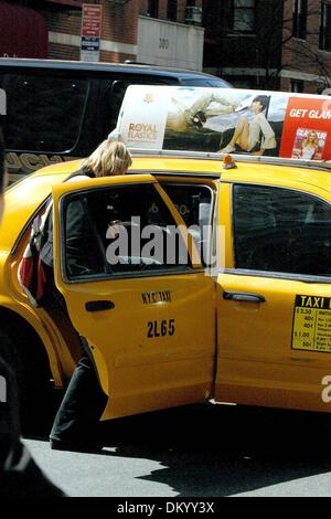 28. Februar 2002 - K42743AR. CYNTHIA NIXON VERMEIDEN KAMERA; AUS UND ÜBER NEW YORK CITY.04-14-2005. ANDREA RENAULT-2005.CYNTHIA NIXON (Kredit-Bild: © Globe Photos/ZUMAPRESS.com) Stockfoto