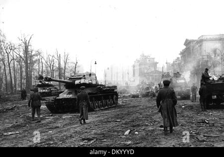 Ende des Krieges in Berlin 1945 - vor dem Brandenburger Tor im Tiergarten sind sowjetische Soldaten mit Panzern zu sehen. Fotoarchiv für Zeitgeschichte Stockfoto