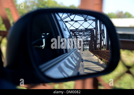 Overholser Seebrücke reflektiert in ein Autospiegel, wie es, westlich von Oklahoma City an der alten Route 66 fährt Stockfoto