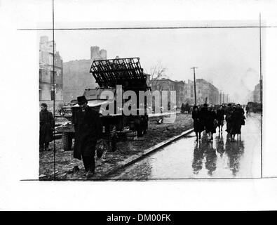 Alltag am frühen Morgen des 2. Mai 1945 - vor der Kapitulation - in einer großen Straße Berlins (Frankfurter Allee). Links ist ein sowjetischer Soldat mit einem Katyusha-Raketenwerfer abgebildet. Fotoarchiv für Zeitgeschichte Stockfoto