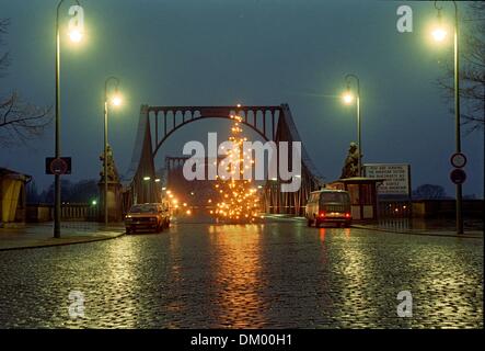 Ein Weihnachtsbaum ist Glienicker Brücke in West-Berlin 1987 abgebildet. Die Grenze zwischen Ost- und Westdeutschland ging über die Brücke, so dass es unmöglich für die Menschen zu überqueren. Jedes Jahr zur Weihnachtszeit, Aufmachungen die Regierung von West-Berliner ein Weihnachtsbaum. Foto: Paul Glaser Stockfoto