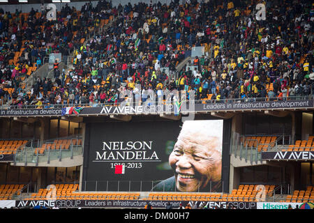 Soweto, Südafrika. 10. Dezember 2013. Menschenmengen füllen die obere Ebene des FNB-Stadion, da es vor dem ehemaligen Präsidenten Nelson Mandela Trauerfeier am 10. Dezember 2013 in Soweto, Südafrika regnet. Der Vater der Nation starb ruhig am Abend des 5. Dezember 2013 in seinem Haus in Houghton mit Familie. Er wird in Qunu für die offiziellen Staatsbegräbnis am 15. Dezember 2013 begraben werden. Bildnachweis: Gallo Bilder/Alamy Live News Stockfoto