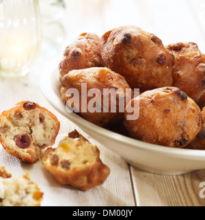 holländische Krapfen mit Rosinen, die traditionell mit Silvester gegessen serviert in einer Schüssel Stockfoto