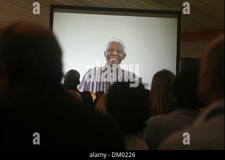 Johannesburg, Südafrika. 9. Dezember 2013. Mandela Centre of Memory hält eine besondere Hommage zu Ehren Nelson Mandela am 9. Dezember 2013 in Johannesburg, Südafrika.  Der Vater der Nation, Tata Madiba, verstarb ruhig am Abend des 5. Dezember 2013 in seinem Haus in Houghton mit Familie. Er wird in seiner Heimatstadt Qunu, am 15. Dezember 2013 ruhen verlegt werden. (Foto von Gallo Images / Sowetan / Mohau Mofokeng) Stockfoto