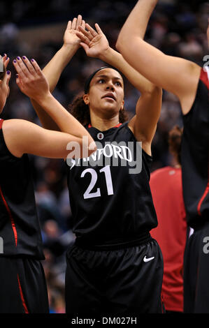 23. Dezember 2009 - Hartford, Connecticut, USA - 23. Dezember 2009: Stanford bewachen Rosalyn Gold-Onwude (21). #1 Connecticut besiegt #2, die Stanford 80-68 XL Center in Hartford, Connecticut statt. (Kredit-Bild: © Geoff Bolte/Southcreek Global/ZUMApress.com) Stockfoto