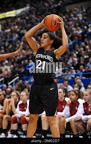 23. Dezember 2009 - Hartford, Connecticut, USA - 23. Dezember 2009: Stanford bewachen Rosalyn Gold-Onwude (21) während der Spielaktion in der zweiten Hälfte. #1 Connecticut besiegt #2, die Stanford 80-68 XL Center in Hartford, Connecticut statt. (Kredit-Bild: © Geoff Bolte/Southcreek Global/ZUMApress.com) Stockfoto
