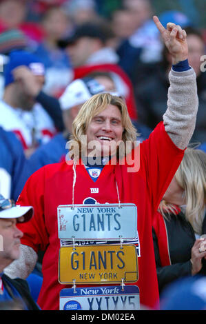 27. Dezember 2009 - East Rutherford, New Jersey, USA - 27. Dezember 2009: A Riesen Fan feiert das letzte Spiel im alten Stadion. Die Carolina Panthers besiegten die New York Giants 41-9 im Giants Stadium in East Rutherford, New Jersey. (Kredit-Bild: © Margaret Bowles/Southcreek Global/ZUMApress.com) Stockfoto