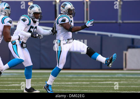 27. Dezember 2009 - East Rutherford, New Jersey, USA - 27. Dezember 2009: Carolina Panthers Linebacker Jon Beason #52 feiert einen Umsatz von Carolina. Die Carolina Panthers besiegten die New York Giants 41-9 im Giants Stadium in East Rutherford, New Jersey. (Kredit-Bild: © Margaret Bowles/Southcreek Global/ZUMApress.com) Stockfoto