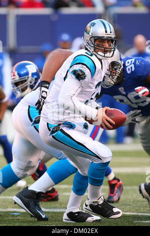 27. Dezember 2009 - East Rutherford, New Jersey, USA - 27. Dezember 2009: Carolina Panthers Quarterback Matt Moore #3 bereitet zur hand aus Jonathan Stewart. Die Carolina Panthers besiegten die New York Giants 41-9 im Giants Stadium in East Rutherford, New Jersey. (Kredit-Bild: © Margaret Bowles/Southcreek Global/ZUMApress.com) Stockfoto