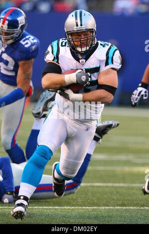 27. Dezember 2009 - East Rutherford, New Jersey, USA - 27. Dezember 2009: Carolina Panthers FB Brad Hoover #45 durchbricht die Zeile für ein First Down. Die Carolina Panthers besiegten die New York Giants 41-9 im Giants Stadium in East Rutherford, New Jersey. (Kredit-Bild: © Margaret Bowles/Southcreek Global/ZUMApress.com) Stockfoto