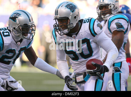 27. Dezember 2009 - East Rutherford, New Jersey, USA - 27. Dezember 2009: Carolina Panthers Linebacker James Anderson #50 feiert einen Umsatz gegen die Giants. Die Carolina Panthers besiegten die New York Giants 41-9 im Giants Stadium in East Rutherford, New Jersey. (Kredit-Bild: © Margaret Bowles/Southcreek Global/ZUMApress.com) Stockfoto