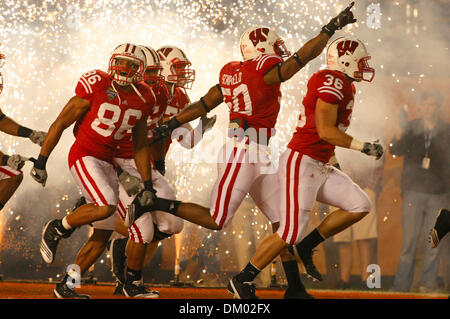 29. Dezember 2009 - Orlando, Florida, USA - 29. Dezember 2009: The Wisconsin Badgers nehmen das Feld um die Champs Sports Bowl zu starten. Wisconsin Badgers besiegte die Miami Hurricanes 20-14 in der Champs Sport Bowl im Citrus Bowl in Orlando, Florida (Credit-Bild: © Margaret Bowles/Southcreek Global/ZUMApress.com) Stockfoto