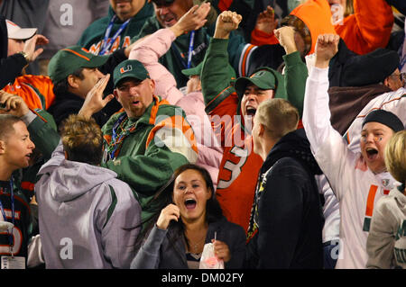 29. Dezember 2009 - Orlando, Florida, USA - 29. Dezember 2009: Miami Hurrikan-Fans feiern ersten Besitz Touchdown. Wisconsin Badgers besiegte die Miami Hurricanes 20-14 in der Champs Sport Bowl im Citrus Bowl in Orlando, Florida (Credit-Bild: © Margaret Bowles/Southcreek Global/ZUMApress.com) Stockfoto