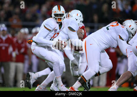 29. Dezember 2009 - Orlando, Florida, USA - 29. Dezember 2009: Miami (FL) Quarterback Jacory Harris #12 bereitet zur hand aus. Wisconsin Badgers besiegte die Miami Hurricanes 20-14 in der Champs Sport Bowl im Citrus Bowl in Orlando, Florida (Credit-Bild: © Margaret Bowles/Southcreek Global/ZUMApress.com) Stockfoto