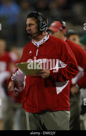 29. Dezember 2009 - Orlando, Florida, USA - 29. Dezember 2009: Wisconsin Cheftrainer Bret Bielema ruft ein Spiel von der Seitenlinie. Wisconsin Badgers besiegte die Miami Hurricanes 20-14 in der Champs Sport Bowl im Citrus Bowl in Orlando, Florida (Credit-Bild: © Margaret Bowles/Southcreek Global/ZUMApress.com) Stockfoto