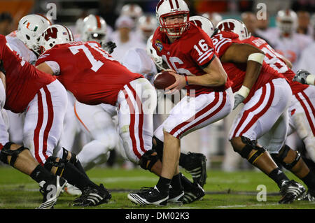 29. Dezember 2009 - Orlando, Florida, USA - 29. Dezember 2009: Wisconsin Quarterback Scott Tolzien #16 bereitet zur hand aus. Wisconsin Badgers besiegte die Miami Hurricanes 20-14 in der Champs Sport Bowl im Citrus Bowl in Orlando, Florida (Credit-Bild: © Margaret Bowles/Southcreek Global/ZUMApress.com) Stockfoto