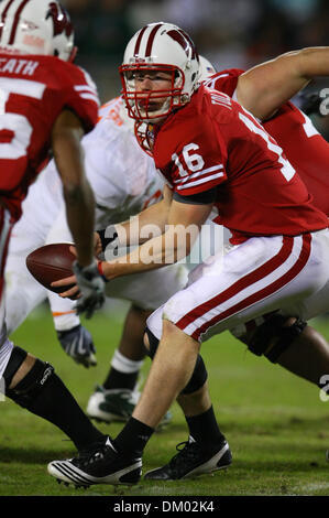 29. Dezember 2009 - Orlando, Florida, USA - 29. Dezember 2009: Wisconsin Quarterback Scott Tolzien #16 bereitet zur hand aus. Wisconsin Badgers besiegte die Miami Hurricanes 20-14 in der Champs Sport Bowl im Citrus Bowl in Orlando, Florida (Credit-Bild: © Margaret Bowles/Southcreek Global/ZUMApress.com) Stockfoto