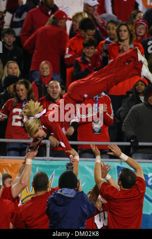 29. Dezember 2009 - Orlando, Florida, USA - 29. Dezember 2009: The Wisconsin Cheerleadern unterhalten das Publikum. Wisconsin Badgers besiegte die Miami Hurricanes 20-14 in der Champs Sport Bowl im Citrus Bowl in Orlando, Florida (Credit-Bild: © Margaret Bowles/Southcreek Global/ZUMApress.com) Stockfoto