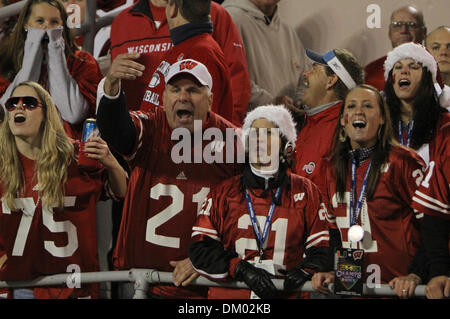 29. Dezember 2009 - Orlando, Florida, USA - 29. Dezember 2009: Wisconsin Fans genießen einen Sieg gegen Miami. Wisconsin Badgers besiegte die Miami Hurricanes 20-14 in der Champs Sport Bowl im Citrus Bowl in Orlando, Florida (Credit-Bild: © Margaret Bowles/Southcreek Global/ZUMApress.com) Stockfoto