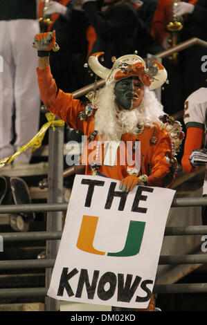 29. Dezember 2009 - Orlando, Florida, USA - 29. Dezember 2009: A Miami Fan feiert einen Miami Touchdown. Wisconsin Badgers besiegte die Miami Hurricanes 20-14 in der Champs Sport Bowl im Citrus Bowl in Orlando, Florida (Credit-Bild: © Margaret Bowles/Southcreek Global/ZUMApress.com) Stockfoto