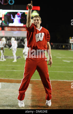 29. Dezember 2009 - Orlando, Florida, USA - 29. Dezember 2009: A Wisconsin Cheerleader führt das Publikum in Wisconsin jubeln. Wisconsin Badgers besiegte die Miami Hurricanes 20-14 in der Champs Sport Bowl im Citrus Bowl in Orlando, Florida (Credit-Bild: © Margaret Bowles/Southcreek Global/ZUMApress.com) Stockfoto