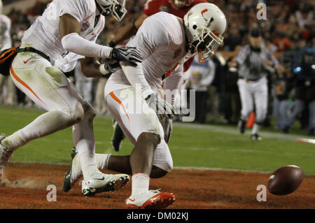 29. Dezember 2009 - Orlando, Florida, USA - 29. Dezember 2009: Miami (FL) defensive Back Brandon Harris #1 erholt sich ein Wisconsin in der Endzone Miami fummeln. Wisconsin Badgers besiegte die Miami Hurricanes 20-14 in der Champs Sport Bowl im Citrus Bowl in Orlando, Florida (Credit-Bild: © Margaret Bowles/Southcreek Global/ZUMApress.com) Stockfoto