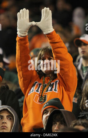 29. Dezember 2009 - Orlando, Florida, USA - 29. Dezember 2009: A Miami Fan zeigt ihre Unterstützung für das Team. Wisconsin Badgers besiegte die Miami Hurricanes 20-14 in der Champs Sport Bowl im Citrus Bowl in Orlando, Florida (Credit-Bild: © Margaret Bowles/Southcreek Global/ZUMApress.com) Stockfoto