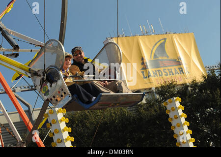 5. Januar 2010 - Miami Gardens, Florida, USA - 5. Januar 2010: Fans fahren Riesenrad auf während die Budweiser Heckklappe Partei vor den FedEx Orange Bowl zwischen #10 Rang Iowa Hawkeyes und die #9 auf Platz Georgia Tech Yellow Jackets im Land Shark Stadium in Miami Gardens, Florida gespielt wird. (Kredit-Bild: © Geoff Bolte/Southcreek Global/ZUMApress.com) Stockfoto