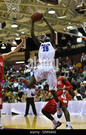 17. Januar 2010 - Springfield, Massachusetts, USA - 18. Januar 2010: DeMatha Catholics Jerian Grant (15) nimmt die offene Schuss während der Spielaktion in der ersten Hälfte. Mater Dei führt DeMatha katholischen 36 - 31 nach der ersten, die Hälfte im Spalding Hoophall Classic in Blake Arena in Springfield, Massachusetts statt. (Kredit-Bild: © Geoff Bolte/Southcreek Global/ZUMApress.com) Stockfoto