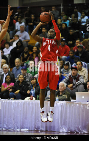 17. Januar 2010 - Springfield, Massachusetts, USA - 18. Januar 2010: Mater Dei Gary Franklin (4) schießt ein drei Zeiger spät im 4. Quartal. Mater Dei besiegte DeMatha katholischen 79 - 71 im Spalding Hoophall Classic in Blake Arena in Springfield, Massachusetts statt. (Kredit-Bild: © Geoff Bolte/Southcreek Global/ZUMApress.com) Stockfoto