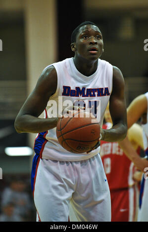 17. Januar 2010 - Springfield, Massachusetts, USA - 18. Januar 2010: DeMatha Catholic Victor Oladipo (23) schießen einem Freiwurf während der Spielaktion in der zweiten Hälfte. Mater Dei besiegte DeMatha katholischen 79 - 71 im Spalding Hoophall Classic in Blake Arena in Springfield, Massachusetts statt. (Kredit-Bild: © Geoff Bolte/Southcreek Global/ZUMApress.com) Stockfoto