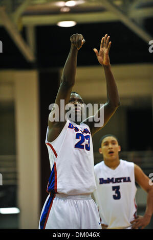 17. Januar 2010 - Springfield, Massachusetts, USA - 18. Januar 2010: DeMatha Catholic Victor Oladipo (23) schießen einem Freiwurf während der Spielaktion in der zweiten Hälfte. Mater Dei besiegte DeMatha katholischen 79 - 71 im Spalding Hoophall Classic in Blake Arena in Springfield, Massachusetts statt. (Kredit-Bild: © Geoff Bolte/Southcreek Global/ZUMApress.com) Stockfoto