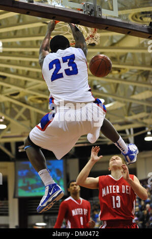 17. Januar 2010 - Springfield, Massachusetts, USA - 18. Januar 2010: DeMatha Catholic Victor Oladipo (23) hängt an der Felge nach einem Dunk während der Spielaktion in der zweiten Hälfte. Mater Dei besiegte DeMatha katholischen 79 - 71 im Spalding Hoophall Classic in Blake Arena in Springfield, Massachusetts statt. (Kredit-Bild: © Geoff Bolte/Southcreek Global/ZUMApress.com) Stockfoto