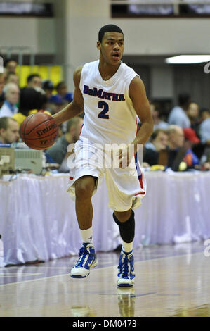 17. Januar 2010 - Springfield, Massachusetts, USA - 18. Januar 2010: DeMatha Catholics Quinn Cook (2) bringt den Ball auf das Gericht während der Spielaktion in der zweiten Hälfte. Mater Dei besiegte DeMatha katholischen 79 - 71 im Spalding Hoophall Classic in Blake Arena in Springfield, Massachusetts statt. (Kredit-Bild: © Geoff Bolte/Southcreek Global/ZUMApress.com) Stockfoto