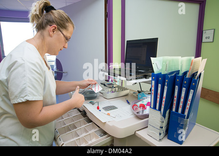 KRANKENSCHWESTER DOSIERUNG MEDIKAMENTE Stockfoto