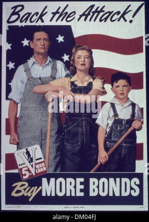 Dieses amerikanische Propagandaplakat aus dem Zweiten Weltkrieg fordert die Bürger auf, die Kriegsanstrengungen durch den Kauf von Kriegsanleihen zu unterstützen. Auf dem Poster wird die Rolle von Kriegsanleihen bei der Finanzierung militärischer Operationen hervorgehoben und die Bedeutung der zivilen Beteiligung am Kampf gegen Achsenmächte hervorgehoben. Stockfoto