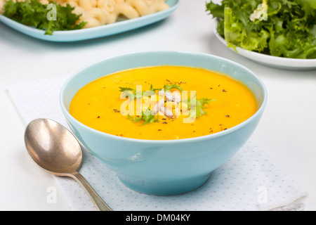 Leuchtend gelbe pürierte Gemüsesuppe Stockfoto