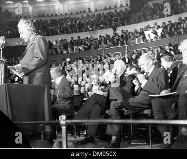 17. Juni 1933 - London, England, U.K - Professor ALBERT EINSTEIN während seiner "Wissenschaft und Zivilisation" Vortrag an der Royal Albert Hall mit LORD RUTHERFORD und SIR AUSTEN CHAMBERLAIN hinter ihm sitzt. Einstein (14. März 1879 Ð 18. April 1955) war ein deutscher theoretischer Physiker, gilt als der größte Wissenschaftler des 20. Jahrhunderts. Er schlug die Theorie der Relativität und machte Stockfoto