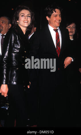 10. Mai 1995 - K1505AR. DER ENGLÄNDER, AUF EINEM HÜGEL GING ABER KAM EIN BERG PREMIERE 05/10/1995.HUGH GRANT UND ELIZABETH HURLEY. ANDREA RENAULT / Fotos (Kredit-Bild: © Globe Photos/ZUMAPRESS.com) Stockfoto