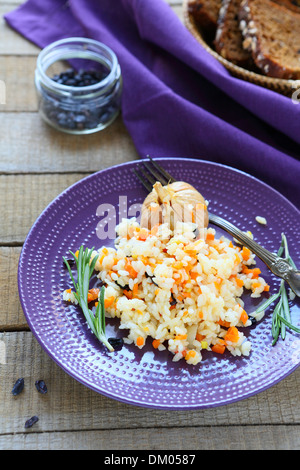 Pilaf mit Karotten und Knoblauch, Essen Nahaufnahme Stockfoto