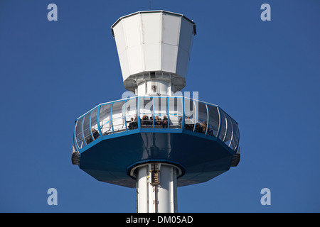 Passagiere genießen eine Fahrt auf dem Weymouth Sealife Tower, Jurassic Skyline Tower, um die Aussicht in Weymouth, Dorset UK im November zu bewundern Stockfoto