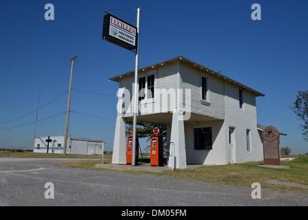 IV.jpg Tankstelle AKA Harmons Service Station (1929 Carl Ditmore) auf der alten Route 66 in Hydro, Oklahoma Stockfoto