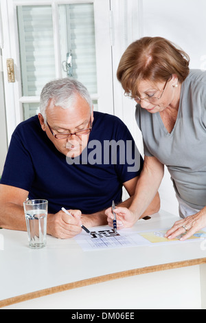 Älteres Paar spielen Spielgerät Stockfoto