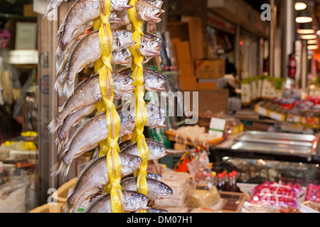 Getrocknete Croakers zum Verkauf an traditionellen Markt - Seoul, Südkorea Stockfoto