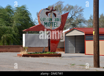 Wattebausch Motel Tiki Zeichen auf der Route 66 in Oklahoma Stockfoto