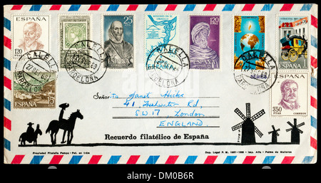 1969 Erinnerung an eine spanische Urlaub mit einer Auswahl an Briefmarken des Landes auf einem Luftpost Umschlag. Poststempel in Barcelona. Stockfoto