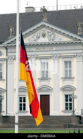 Berli, Deutschland. 10. Dezember 2013. Die Flagge vor Schloss Bellevue weht auf Halbmast in Berli, Deutschland, 10. Dezember 2013. Die Flaggen auf Halbmast anlässlich der Trauerfeier von Nelson Mandela, die am selben Tag in Südafrika stattfand. Foto: WOLFGANG KUMM/Dpa/Alamy Live News Stockfoto