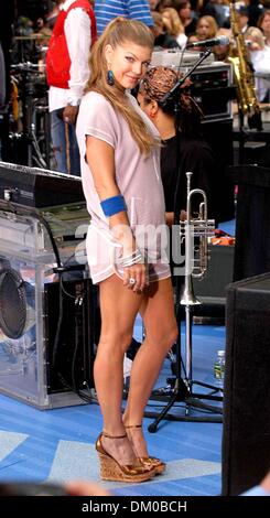 18. April 2002 - K43545AR. NBC '' KONZERTREIHE HEUTE SHOW SOMMER '', FEATURING; DIE BLACK EYED PEAS. . NBC STUDIOS AM ROCKEFELLER CENTER. NEW YORK CITY. .06 / 03 / 2005. ANDREA RENAULT-2005.FERGIE. (Kredit-Bild: © Globe Photos/ZUMAPRESS.com) Stockfoto