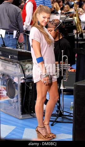 18. April 2002 - K43545AR. NBC '' KONZERTREIHE HEUTE SHOW SOMMER '', FEATURING; DIE BLACK EYED PEAS. . NBC STUDIOS AM ROCKEFELLER CENTER. NEW YORK CITY. .06 / 03 / 2005. ANDREA RENAULT-2005.FERGIE. (Kredit-Bild: © Globe Photos/ZUMAPRESS.com) Stockfoto